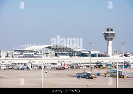 MONACO, GERMANIA - 9 APRILE: Aerei in posizione di parcheggio all'aeroporto di Monaco, Germania il 9 aprile 2017. L'aeroporto ha oltre 40 milioni di dollari Foto Stock