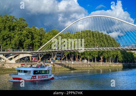 Crociera sul fiume Bilbao sul fiume Nervion passando il ponte Zubizuri progettato dall'architetto Santiago Calatrava, Bilbao, Paesi Baschi, Spagna Foto Stock