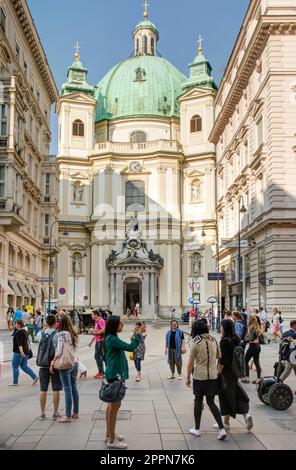 VIENNA, AUSTRIA - 28 AGOSTO: Turisti alla chiesa barocca Peterskirche a Vienna, Austria il 28 agosto 2017 Foto Stock