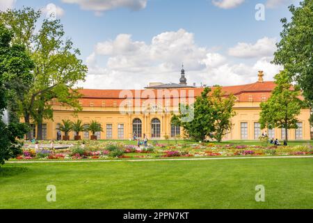 ERLANGEN, GERMANIA - 20 AGOSTO: Parco pubblico del castello Schloss Erlangen, Germania il 20 agosto 2017. Il castello fu costruito nel 1700 Foto Stock