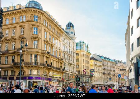 VIENNA, AUSTRIA - 29 AGOSTO: Persone nella zona pedonale del centro storico di Vienna, Austria il 29 agosto 2017 Foto Stock