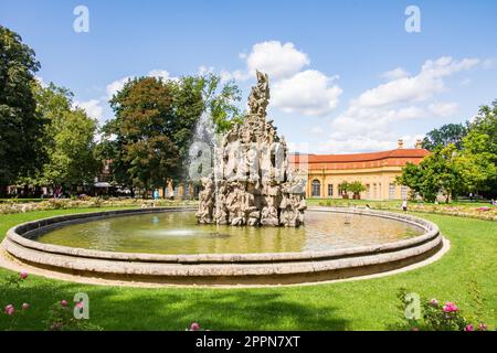 ERLANGEN, GERMANIA - 20 AGOSTO: Parco pubblico del castello Schloss Erlangen, Germania il 20 agosto 2017. Il castello fu costruito nel 1700 Foto Stock