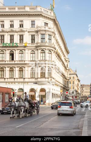 VIENNA, AUSTRIA - 28 AGOSTO: Turisti in una carrozza trainata da cavalli chiamata Fiaker nel centro di Vienna, Austria il 28 agosto 2017 Foto Stock