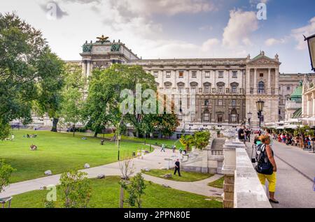 VIENNA, AUSTRIA - 28 AGOSTO: Turisti al parco Burggarten dietro il palazzo Hofburg a Vienna, Austria il 28 agosto 2017 Foto Stock