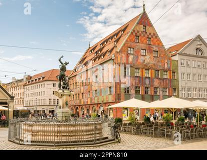 AUGUSTA, GERMANIA - 19 AGOSTO: Città vecchia con fontana Merkur e casa Weberhaus ad Augusta, Germania il 19 agosto 2017. Augsburg è uno dei Foto Stock