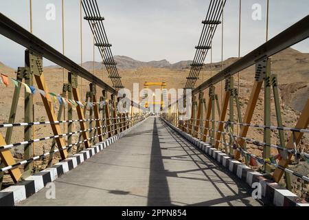 Ponte sospeso che attraversa profonda gola sul fiume Spiti e villaggi di collegamento di Kibber e Chicham vicino a Chicham villaggio, Himachal Pradesh, India. Foto Stock