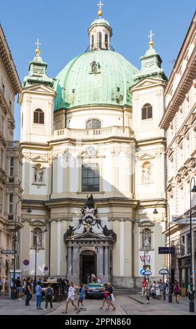 VIENNA, AUSTRIA - 28 AGOSTO: Turisti alla chiesa barocca Peterskirche a Vienna, Austria il 28 agosto 2017 Foto Stock