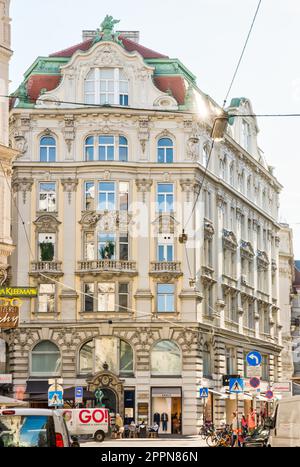 VIENNA, AUSTRIA - 29 AGOSTO: Facciata storica casa nel centro di Vienna, Austria il 29 agosto 2017 Foto Stock