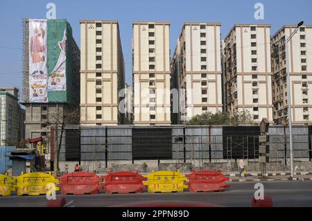 INDIA, Mumbai, zona residenziale lungo l'autostrada occidentale, blocchi di appartamenti, grande cartellone con il primo ministro indiano, Narendra modi Foto Stock