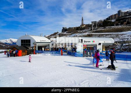 Les Ménuires, Francia - 16 marzo 2023: Stazioni di partenza delle funivie di Doron e Croisette nella stazione sciistica di Les Ménuires nelle Alpi francesi Foto Stock