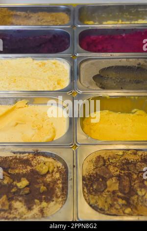 mostra con molti gusti di gelato fatto in casa in una caffetteria Foto Stock