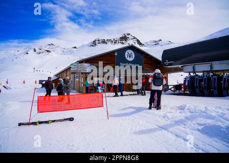 Les Ménuires, Francia - 16 marzo 2023 : Chalet in legno sulle piste da sci sopra la stazione sciistica di Les Ménuires, in cima alla funivia Roc 1 Foto Stock