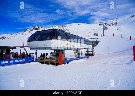 Les Ménuires, Francia - 16 marzo 2023 : stazione di seggiovia di Roc 2 sulle piste della stazione sciistica Les Ménuires nelle Alpi francesi in inverno Foto Stock