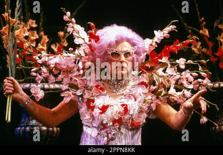 Barry Humphries (Dame Edna everage) in BACK CON Una VENDETTA allo Strand Theatre, Londra WC2 17/11/1987 costumi: Billy Goodwin illuminazione: Durham Marenghi coreografo: Sam Spencer-Lane Foto Stock