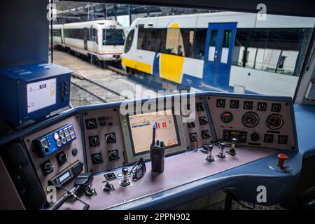 Locomotiva diesel di Expresso de la robla in FEVE Estacion Bilbao Concordia stazione ferroviaria nel centro storico di Bilbao, Biscaglia, Paesi Baschi, Spagna Foto Stock