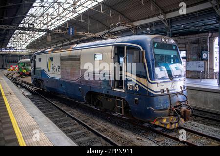 Locomotiva diesel di Expresso de la robla in FEVE Estacion Bilbao Concordia stazione ferroviaria nel centro storico di Bilbao, Biscaglia, Paesi Baschi, Spagna Foto Stock