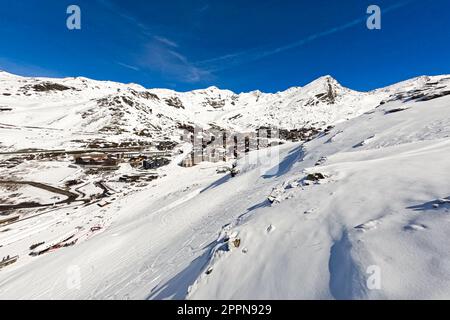 Panoramica della stazione sciistica di Val Thorens circondata da vette innevate nel dominio dei Trois Vallées nelle Alpi francesi Foto Stock