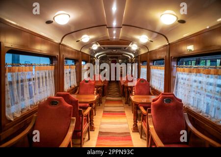 All'interno del treno di lusso Expreso de la Robla che attraversa Bilbao per Leon, nel nord della Spagna, in Europa. Interno della vettura ristorante. Foto Stock