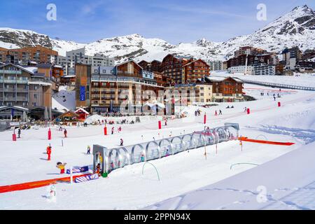 Tapis roulant dans un tunnel de verre sur la piste de ski d'une école de ski de Val Thorens dans les Alpes franceses en hiver Foto Stock