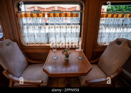 All'interno del treno di lusso Expreso de la Robla che attraversa Bilbao per Leon, nel nord della Spagna, in Europa. Interno della vettura ristorante. Foto Stock