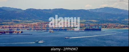 Vista panoramica del porto industriale di Algésiras nel sud della Spagna - Gru giganti che caricano container su navi da carico nel Mediterraneo Foto Stock