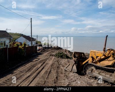 Eastchurch, Kent, Regno Unito. 24th aprile 2023. Edd cane, proprietario di una casa a bordo di una scogliera, ha compiuto il passo estremo dell'assunzione di scavatori per cercare di "far salire" la sua casa a bordo di una scogliera a Eastchurch, Kent, ma ha avuto problemi con Swale Council e l'Agenzia per l'ambiente a causa di problemi di contaminazione. Le immagini mostrano la pianta movimento terra situata vicino alla sua proprietà all'angolo di Dawn Rise/Third Ave. Credit: James Bell/Alamy Live News Foto Stock