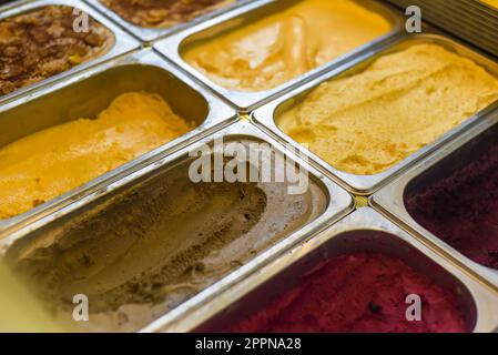 mostra con molti gusti di gelato fatto in casa in una caffetteria Foto Stock