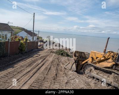 Eastchurch, Kent, Regno Unito. 24th aprile 2023. Edd cane, proprietario di una casa a bordo di una scogliera, ha compiuto il passo estremo dell'assunzione di scavatori per cercare di "far salire" la sua casa a bordo di una scogliera a Eastchurch, Kent, ma ha avuto problemi con Swale Council e l'Agenzia per l'ambiente a causa di problemi di contaminazione. Le immagini mostrano la pianta movimento terra situata vicino alla sua proprietà all'angolo di Dawn Rise/Third Ave. Credit: James Bell/Alamy Live News Foto Stock