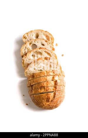 Pane di pasta alimentare artigianale appena sfornato. Pane a fette isolato su sfondo bianco, elemento di design. Foto Stock