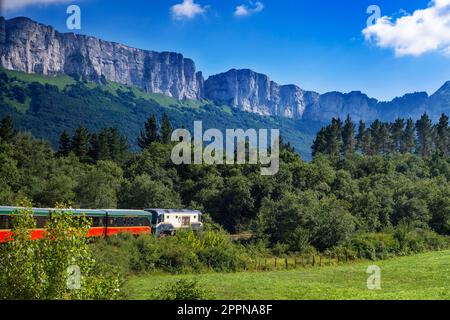 Treno Expreso de la robla che passa per Valle de Mena, Las Merindades, Burgos, Castilla y Leon, Spagna, Europa. Situato tra le Montes de Ordunte Foto Stock