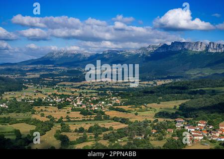 Treno Expreso de la robla che passa per Valle de Mena, Las Merindades, Burgos, Castilla y Leon, Spagna, Europa. Situato tra le Montes de Ordunte Foto Stock