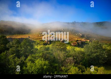 Treno Expreso de la robla che passa lungo il monumento naturale di Ojo GUAREÑA. Las Merindades, Burgos. Spagna. Il complesso Ojo GUAREÑA Karstic è, con la sua alm Foto Stock