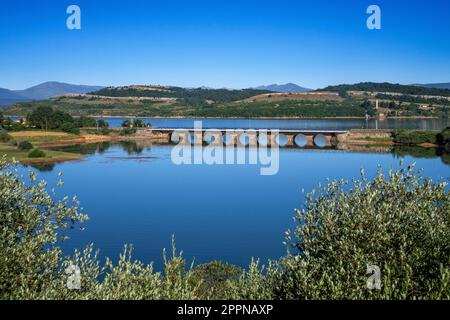 Treno Expreso de la robla che passa lungo il bacino idrico di Ebro Cantabria Spagna il bacino idrico di Ebro, detto anche bacino idrico di Ebro, bacino idrico di Reinosa o Arija Foto Stock