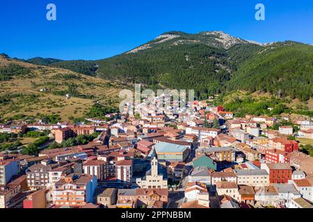 Veduta aerea del villaggio di Cistierna, Leon, Castilla y Leon, Spagna. Foto Stock