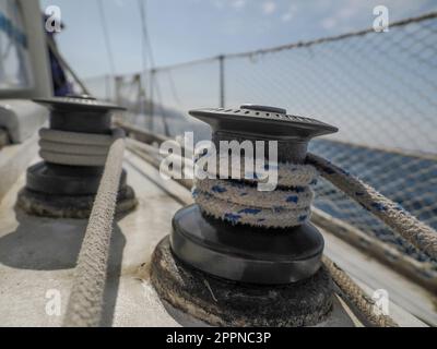 Vecchia barca a vela puleggia foglio verricello vela dettaglio Yachting. Verricello a vela e corda di uno yacht. Foglio. Cavo Foto Stock