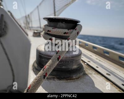 Vecchia barca a vela puleggia foglio verricello vela dettaglio Yachting. Verricello a vela e corda di uno yacht. Foglio. Cavo Foto Stock