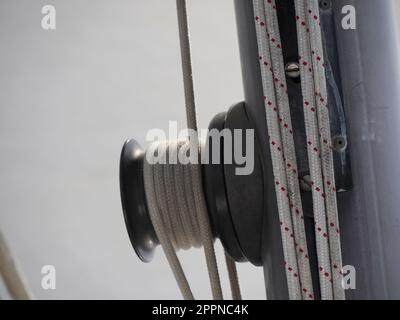 Vecchia barca a vela puleggia foglio verricello vela dettaglio Yachting. Verricello a vela e corda di uno yacht. Foglio. Cavo Foto Stock