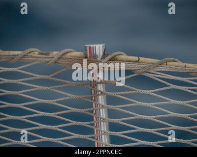 Vecchia barca a vela puleggia foglio verricello vela dettaglio Yachting. Verricello a vela e corda di uno yacht. Foglio. Cavo Foto Stock