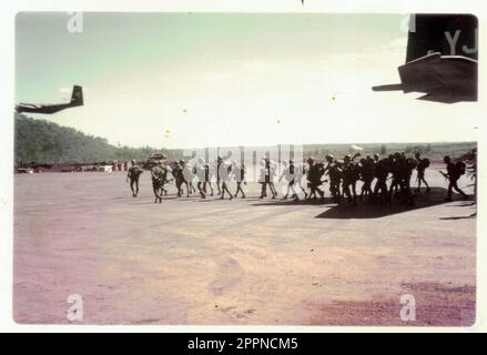 soldats sud viettamiens débarquant d'un transport de troupe durant la guerre du Vietnam Foto Stock