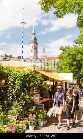 MONACO di BAVIERA, GERMANIA - 20 LUGLIO: Persone al Viktualienmarkt di Monaco di Baviera, Germamy il 20 luglio 2015. Questo mercato tradizionale si svolge ogni giorno da allora Foto Stock