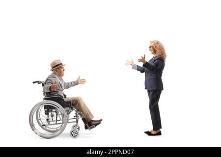 Donna che incontra un uomo anziano su una sedia a rotelle isolato su sfondo bianco Foto Stock