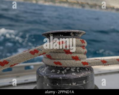 Vecchia barca a vela puleggia foglio verricello vela dettaglio Yachting. Verricello a vela e corda di uno yacht. Foglio. Cavo Foto Stock