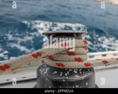 Vecchia barca a vela puleggia foglio verricello vela dettaglio Yachting. Verricello a vela e corda di uno yacht. Foglio. Cavo Foto Stock
