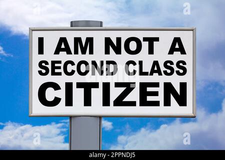 Primo piano su un cartellone bianco contro un cielo blu con il messaggio "non sono un cittadino di seconda classe" scritto in nero al centro. Foto Stock