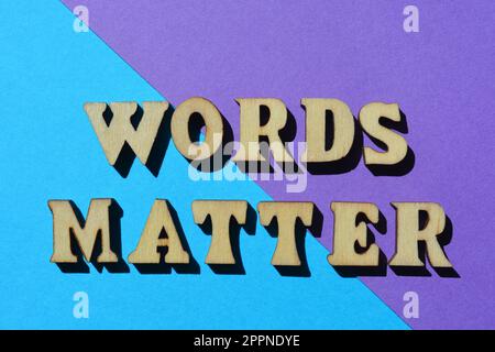 Le parole contano, frase in lettere dell'alfabeto di legno isolate su fondo colorato Foto Stock