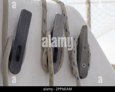 Vecchia barca a vela puleggia foglio verricello vela dettaglio Yachting. Verricello a vela e corda di uno yacht. Foglio. Cavo Foto Stock