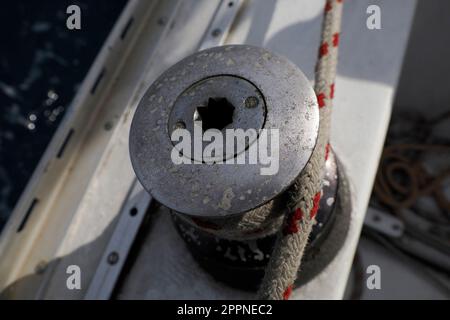 Vecchia barca a vela puleggia foglio verricello vela dettaglio Yachting. Verricello a vela e corda di uno yacht. Foglio. Cavo Foto Stock
