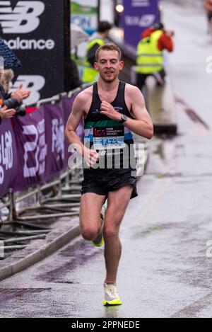 Jonathan Collier tra i principali corridori del club che gareggiano nella TCS London Marathon 2023 passando attraverso Tower Hill, Londra, Regno Unito. Foto Stock
