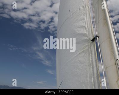 Vecchia barca a vela puleggia foglio verricello vela dettaglio Yachting. Verricello a vela e corda di uno yacht. Foglio. Cavo Foto Stock