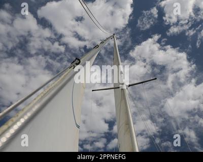Vecchia barca a vela puleggia foglio verricello vela dettaglio Yachting. Verricello a vela e corda di uno yacht. Foglio. Cavo Foto Stock